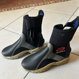 Women’s Pinnacle Scuba Booties Sz. 6/5/38